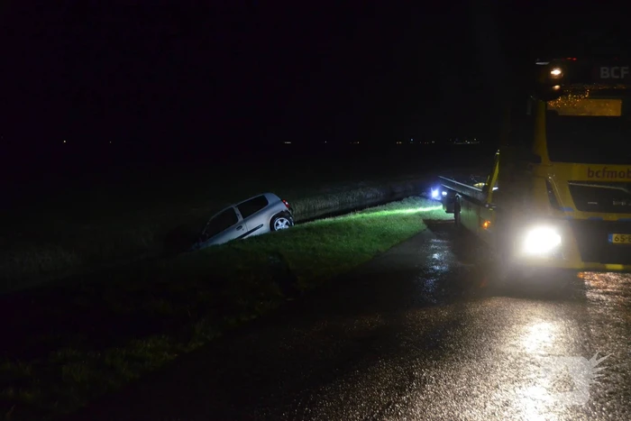 Auto slaat over de kop en belandt in sloot