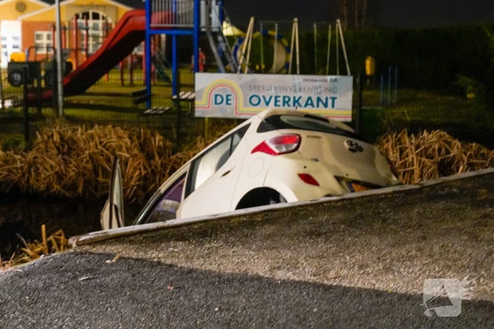 Auto gaat te water tijdens keren