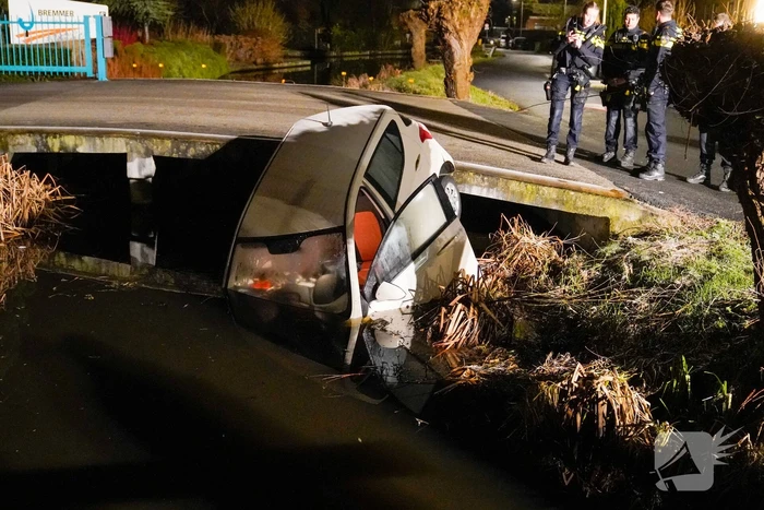 Auto gaat te water tijdens keren