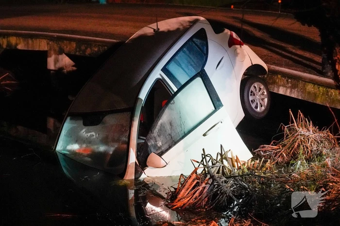 Auto gaat te water tijdens keren