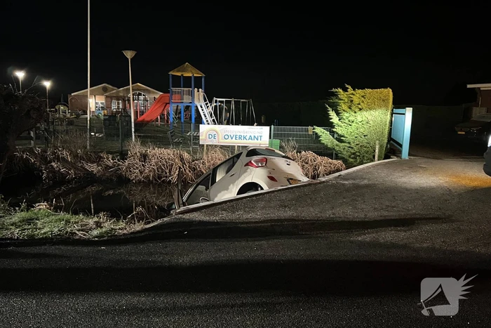 Auto gaat te water tijdens keren