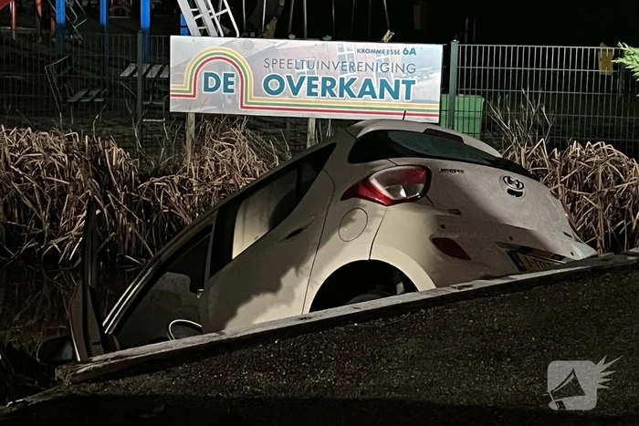 Auto gaat te water tijdens keren