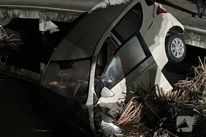 Auto gaat te water tijdens keren