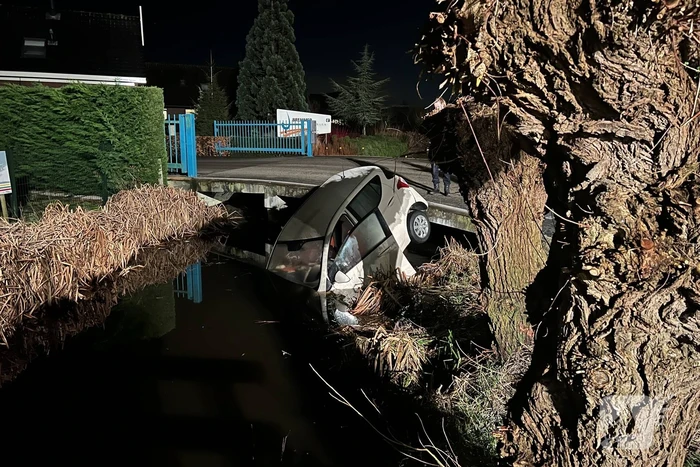Auto gaat te water tijdens keren
