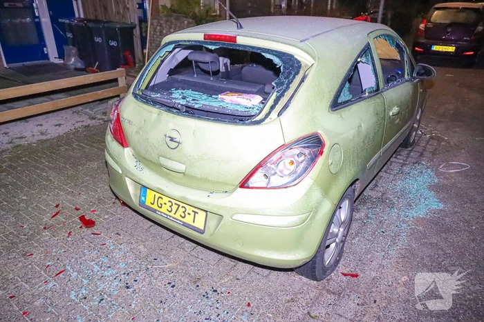 Geparkeerde auto compleet gemolesteerd