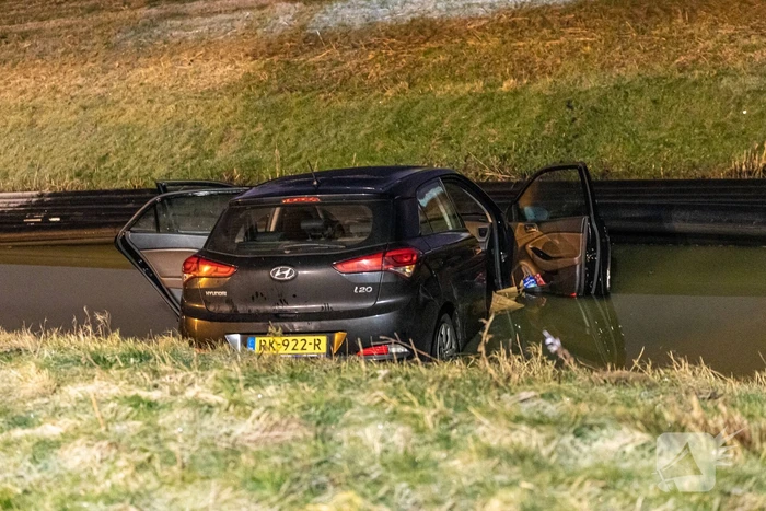 Automobilist raakt van de snelweg belandt in sloot