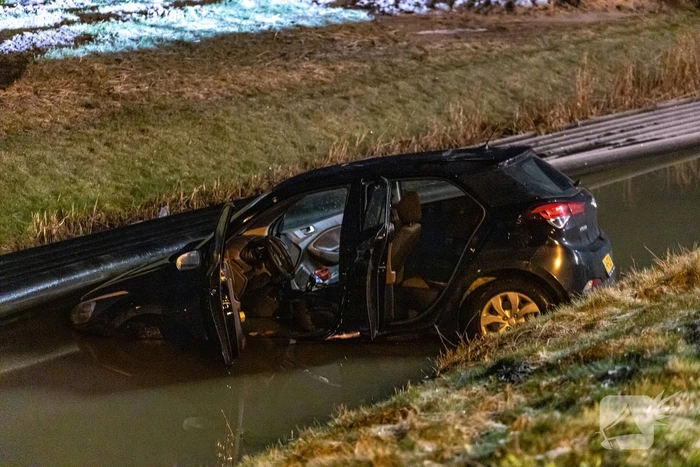 Automobilist raakt van de snelweg belandt in sloot