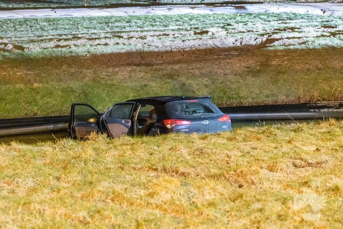 Automobilist raakt van de snelweg belandt in sloot