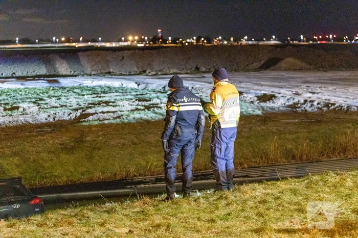 Automobilist raakt van de snelweg belandt in sloot