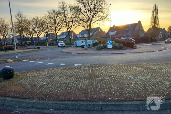 Auto belandt op zijn kant op rotonde