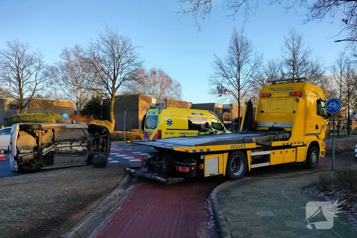 Auto belandt op zijn kant op rotonde