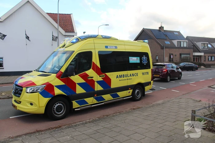 Fietser botst in zijkant van auto