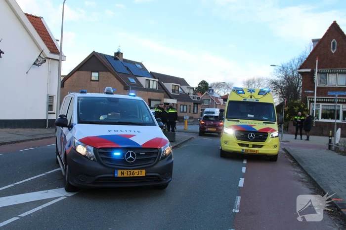 Fietser botst in zijkant van auto