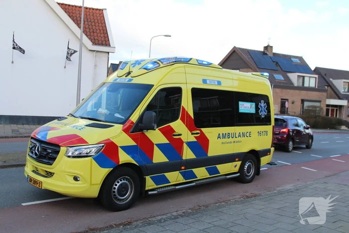 Fietser botst in zijkant van auto