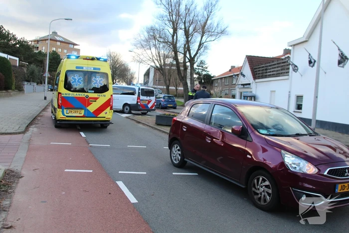 Fietser botst in zijkant van auto