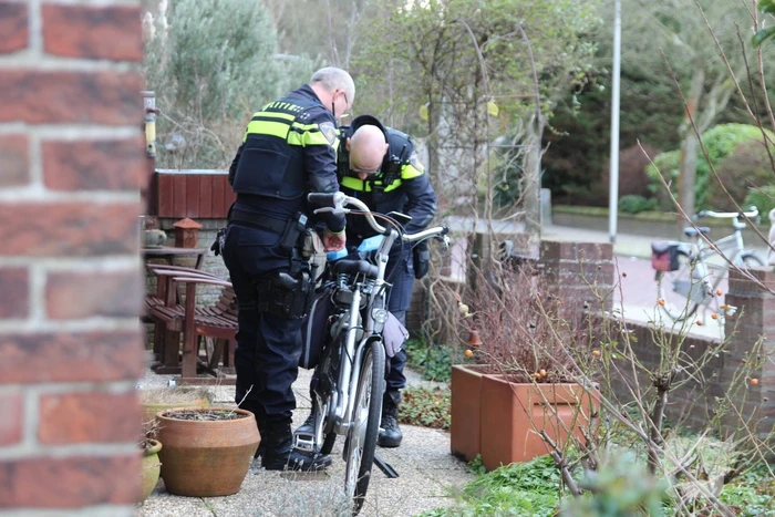 Fietser botst in zijkant van auto