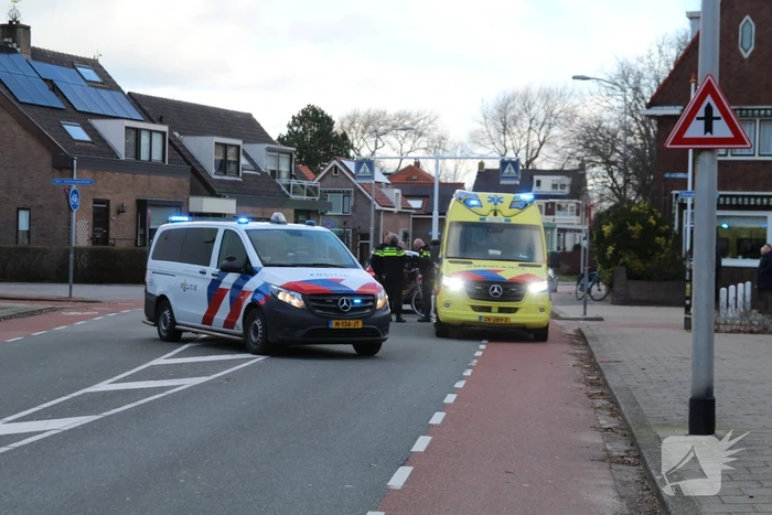 Fietser botst in zijkant van auto
