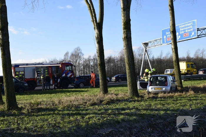 Automobilist raakt van weg en botst frontaal tegen boom