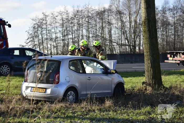 Automobilist raakt van weg en botst frontaal tegen boom