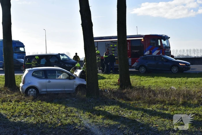 Automobilist raakt van weg en botst frontaal tegen boom