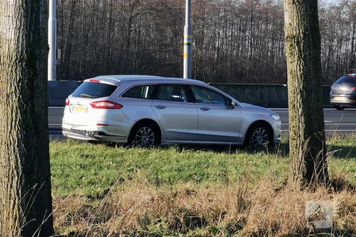 Automobilist raakt van weg en botst frontaal tegen boom