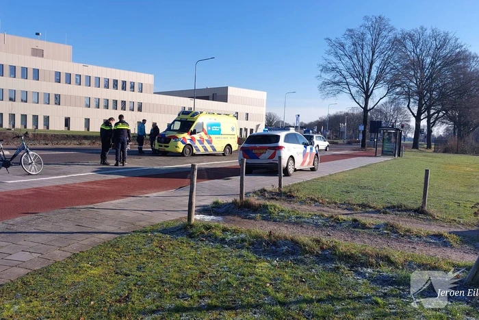 Fietser geschept op rotonde door auto