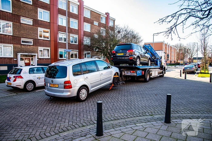 Politie neemt meerdere auto's in beslag na inval bij garagebedrijf