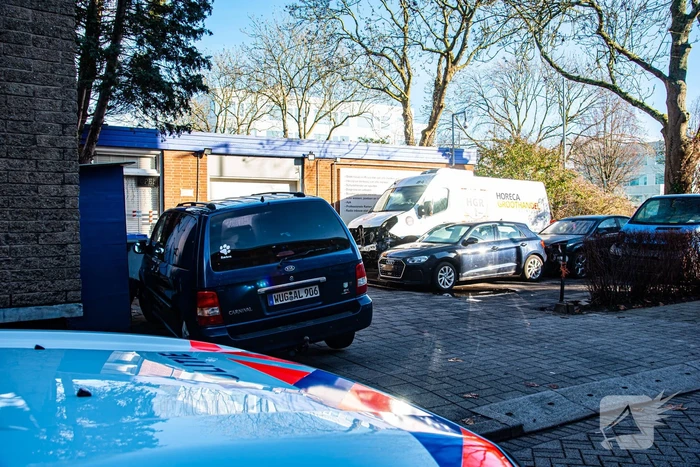 Politie neemt meerdere auto's in beslag na inval bij garagebedrijf