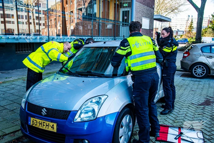 Politie neemt meerdere auto's in beslag na inval bij garagebedrijf