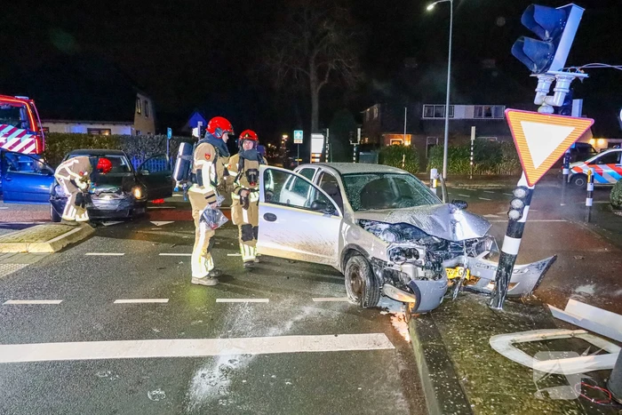 Auto vliegt in brand bij botsing