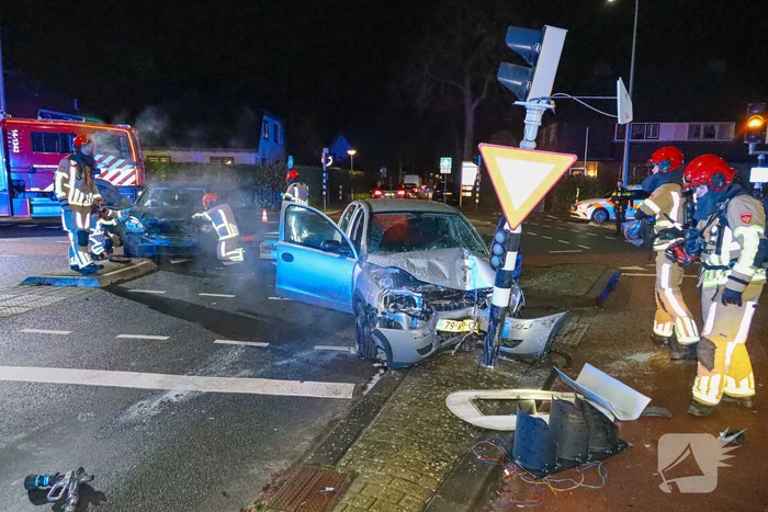 Auto vliegt in brand bij botsing
