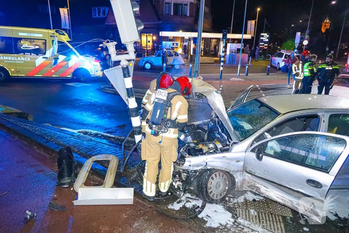 Auto vliegt in brand bij botsing