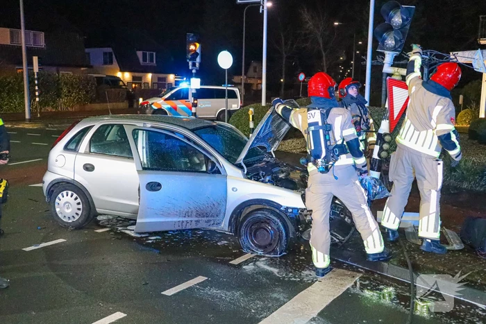 Auto vliegt in brand bij botsing