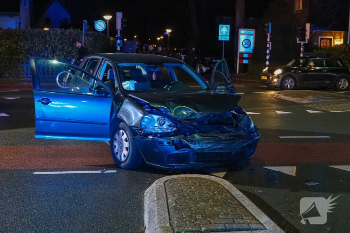 Auto vliegt in brand bij botsing