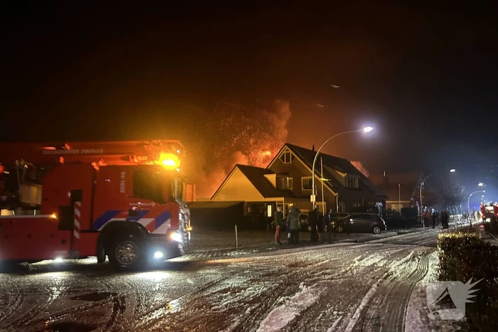 Flinke vlammen bij grote uitslaande brand