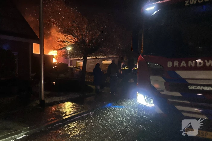 Flinke vlammen bij grote uitslaande brand