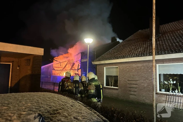Flinke vlammen bij grote uitslaande brand