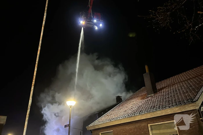 Flinke vlammen bij grote uitslaande brand