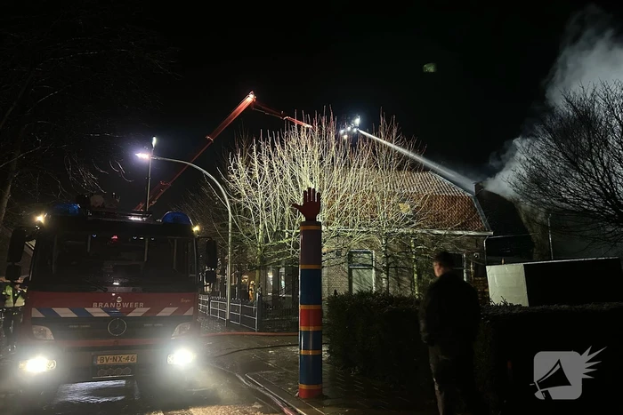 Flinke vlammen bij grote uitslaande brand