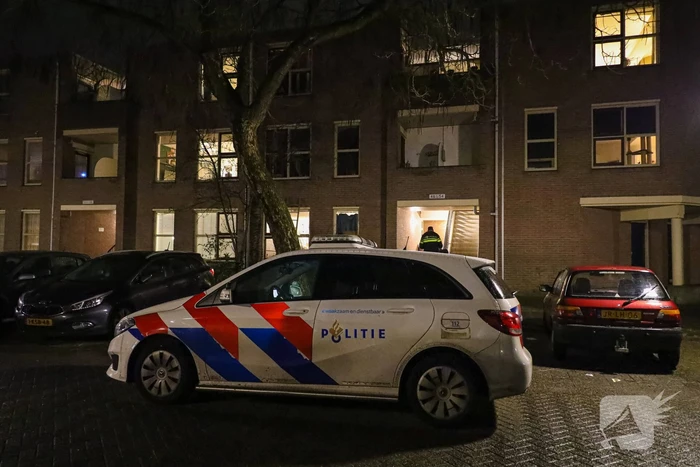 Mannen in witte pakken doen onderzoek