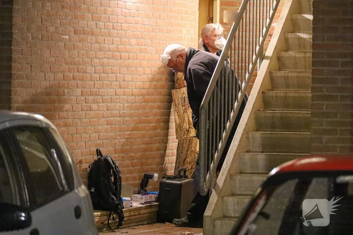 Mannen in witte pakken doen onderzoek