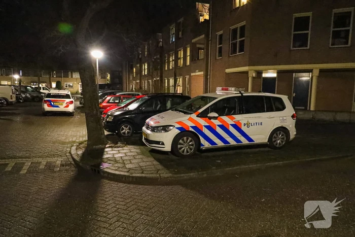 Mannen in witte pakken doen onderzoek
