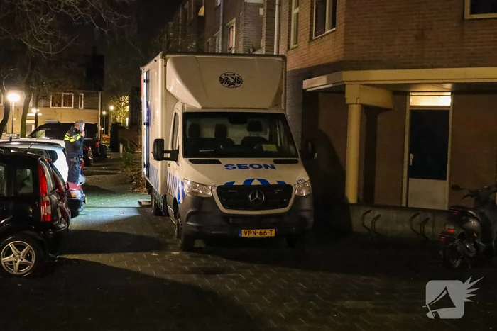 Mannen in witte pakken doen onderzoek