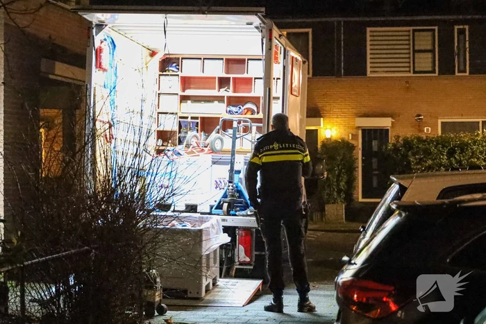 Mannen in witte pakken doen onderzoek