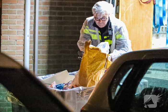 Mannen in witte pakken doen onderzoek