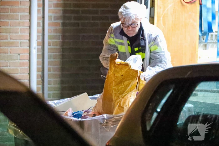 Mannen in witte pakken doen onderzoek