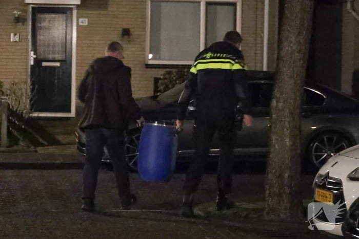 Mannen in witte pakken doen onderzoek