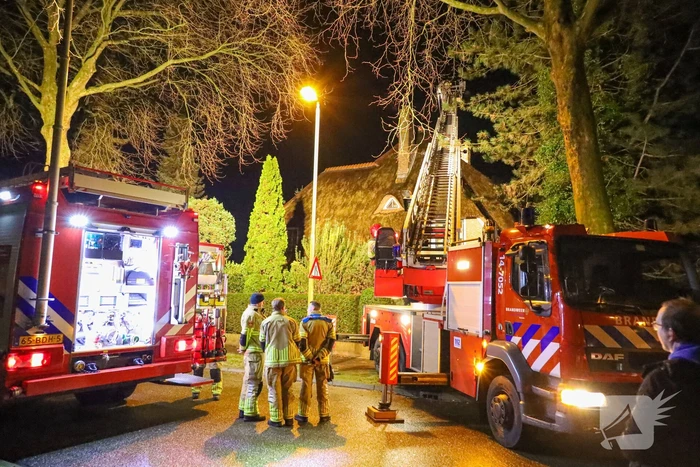 Speciaal rieten kap-team ingezet bij schoorsteenbrand