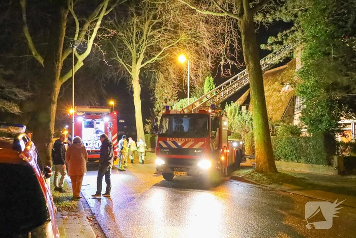 Speciaal rieten kap-team ingezet bij schoorsteenbrand