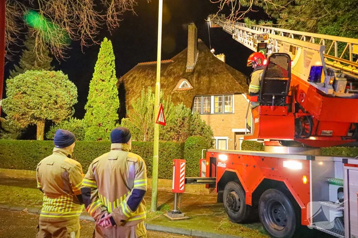 Speciaal rieten kap-team ingezet bij schoorsteenbrand